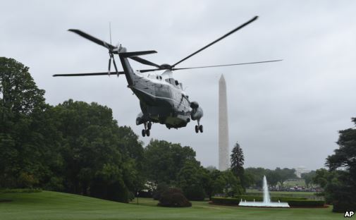 
Chiếc trực thăng Marine One chở Tổng thống Obama rời khuôn viên Nhà Trắng để bay tới Căn cứ Không quân Andrews. Ảnh: AP
