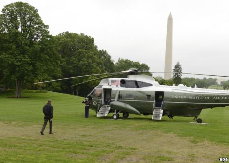 
Tổng thống Obama đi bộ từ Nhà Trắng để ra chiếc Marine One, sau đó di chuyển đến căn cứ quân sự Andrew để lên chuyên cơ Air Force One. Ảnh: Reuters, EPA
