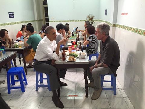 
Ghế nhựa thấp, bún rẻ mà ngon tuyệt, bia Hanoi (Hà Nội) mát lạnh”. Ảnh: Facebook của ông Anthony Bourdain
