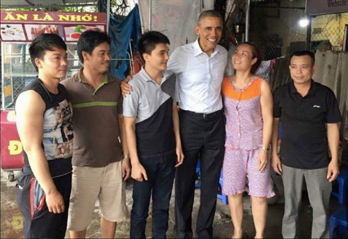 Tổng thống Obama thân thiện chụp ảnh kỷ niệm với người dân (chị Nguyên Thu Trà đứng thứ hai từ phải qua) - Ảnh: Facebook