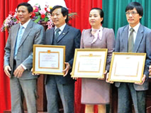
Ông Nguyễn Viết Hiệp (bìa trái) trong một hội nghị tại công ty trước khi bị cách chức - Ảnh: Báo Giao thông
