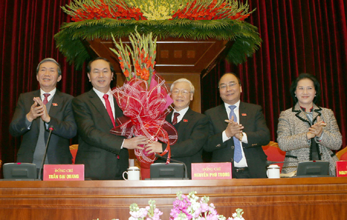 Các Ủy viên Bộ Chính trị khóa XII tặng hoa, chúc mừng Tổng Bí thư Nguyễn Phú Trọng tái đắc cử tại Hội nghị Trung ương lần thứ nhất, khóa XII - Ảnh: Tấn Thông