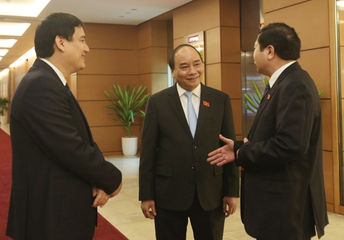 Tân Thủ tướng Nguyễn Xuân Phúc trong một lần trò chuyện với các đại biểu bên hành lang Quốc hội