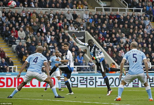 Pha bóng tấn công nguy hiểm của Papiss Cisse phía chủ nhà Newcastle