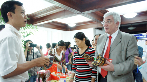 Ông Pascal Billaud, nguyên Tổng giám đốc Big C, tìm hiểu đặc sản Việt tại buổi kết nối “Sức sáng tạo Việt qua sản phẩm mới”. Ảnh: Tuổi Trẻ.