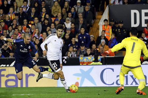 Pepe phạm lỗi ba lần, Valencia mới được hưởng một quả phạt 11 m