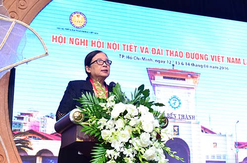 PGS-TS-BS Nguyễn Thy Khuê, Chủ tịch Hội Đái tháo đường và Nội tiết TP HCM, phát biểu khai mạc hội nghị