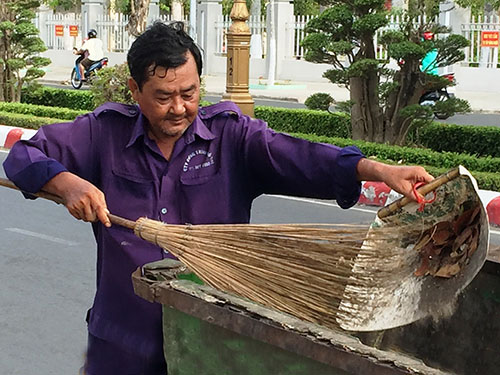 Vì dám “tố sếp” mà ông Long từ một đội phó trở thành người quét rác sau 2 lần bị giáng chức