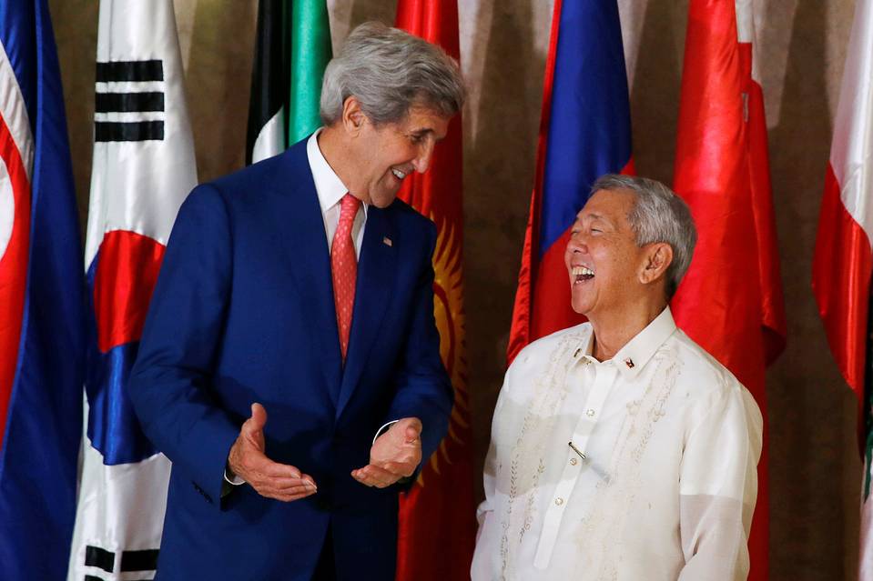 Ngoại trưởng Mỹ John Kerry và người đồng cấp Philippines Perfecto Yasay ở Manila hôm 27-7. Ảnh: Reuters