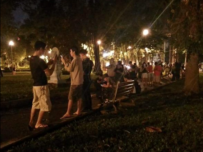 
Nhiều người vẫn ở công viên trong đêm để bắt Pokemon. Ảnh: Nguyễn Phương.
