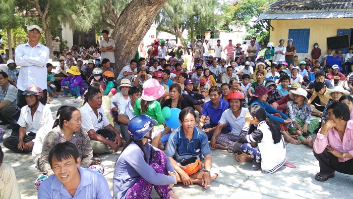 
Rất đông người dân đến dự khán phiên tòa xét xử Nguyễn Bảo Vũ (ảnh Hoàng tHÁI)
