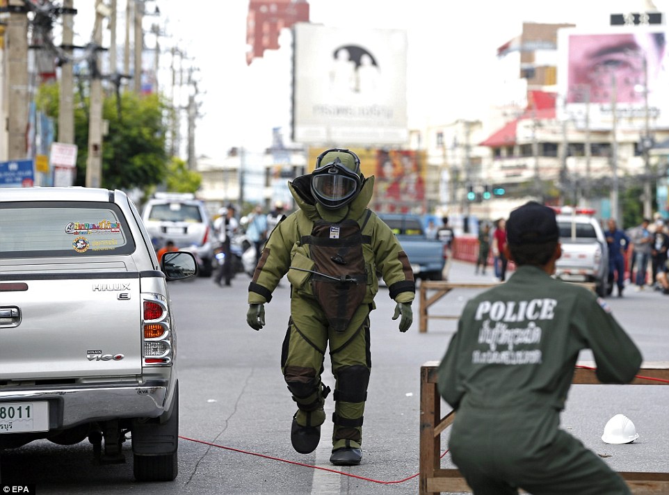 
Một sĩ quan của lực lượng rà phá bom của Thái Lan tại hiện trường ở Hua Hin. Ảnh: EPA
