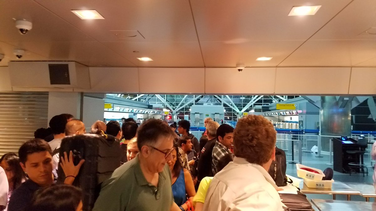 
Hành khách sơ tán khỏi nhà ga số 8 của sân bay JFK. Ảnh: Twitter
