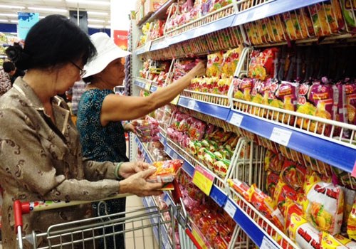 Sức mua mì gói trên thị trường ngày càng sụt giảm. Ảnh: Hồng Châu.
