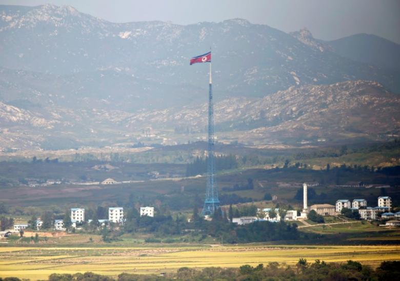
Tháp cờ Triều Tiên gần làng Bàn Môn Điếm. Ảnh: Reuters
