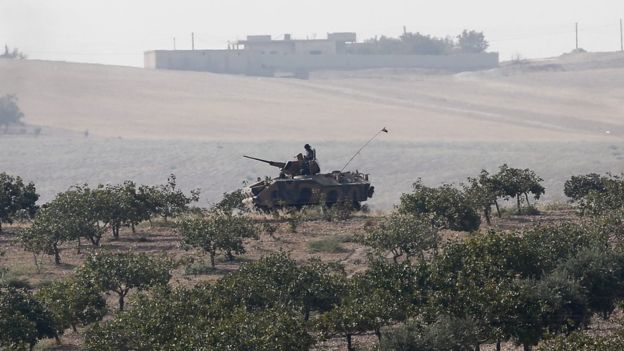 
Theo sau xe tăng Thổ Nhĩ Kỳ ở miền Bắc Syria... Ảnh: EPA
