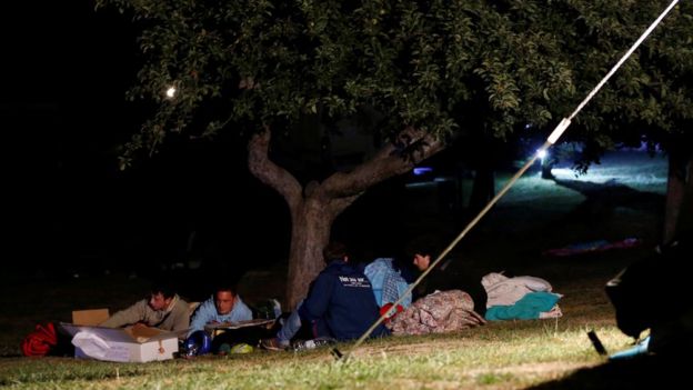 
Dân thị trấn Amatrice ngủ vạ vật ngoài trời trong đêm. Ảnh: Reuters
