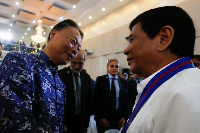 
Tổng thống Duterte và Đại sứ Trung Quốc Triệu Kiến Hoa tại lễ kỷ niệm 115 năm thành lập lực lượng cảnh sát Philippines hôm 17-8. Ảnh: PPD
