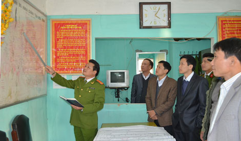 
Đại tá Nguyễn Văn Lập chỉ đạo kế hoạch truy bắt tội phạm trong một chuyên án.
