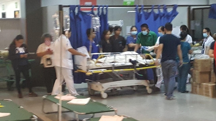 
Nạn nhân bị thương được đưa vào Trung tâm Y tế Nam Philippines. Ảnh: CNN
