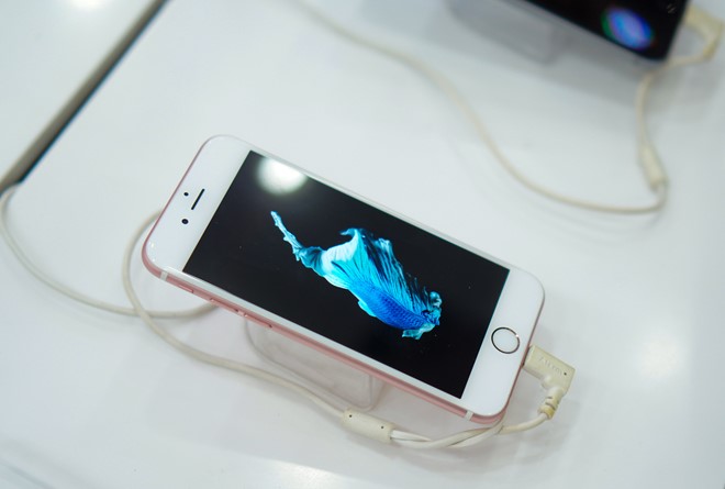 
iPhone 6s qua sử dụng có nguồn hàng dồi dào, giá bán giảm mạnh những ngày gần đây. Ảnh: Thành Duy.
