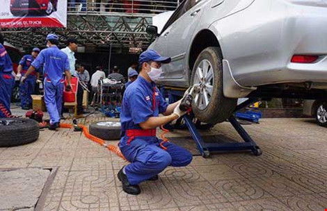 Ngành công nghiệp ô tô của Việt Nam vẫn còn èo uột. Trong ảnh: Lắp ráp phụ tùng ô tô. Ảnh: QH