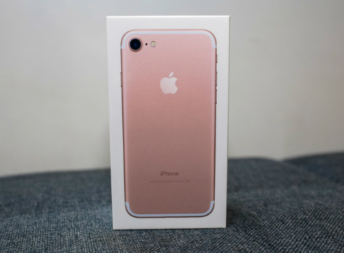 
Giá của iPhone 7 khi về Việt Nam cao hơn nhiều mức giá chào hàng của các cửa hàng trước đó. Ảnh: Huy Đức.
