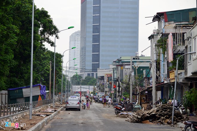 Nếu trước kia, hai bên con mương chỉ là những ngôi nhà nhỏ, xập xệ, thì nay hàng loạt công trình đang xây dựng. Giá đất khu này đã tăng chóng mặt, trước đây chỉ dưới 150 triệu đồng/m2 nay tăng lên trên 200 triệu đồng/m2.