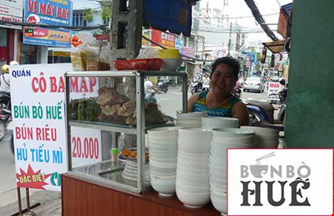 Chị Trinh (chủ quán bún bò Cô Ba Mập, đường Lạc Long Quân, quận Tân Bình, TP HCM) cho biết chị rất tò mò về chuyện đăng ký nhãn hiệu chứng nhận bún bò Huế. Ảnh: THANH TUYỀN. Ảnh nhỏ: Logo bún bò Huế do tỉnh Thừa Thiên-Huế ban hành. Ảnh: QN