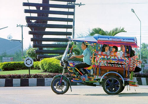 Tuk tuk là phương tiện phổ biến tại Thái Lan. Ảnh: Frangipani.