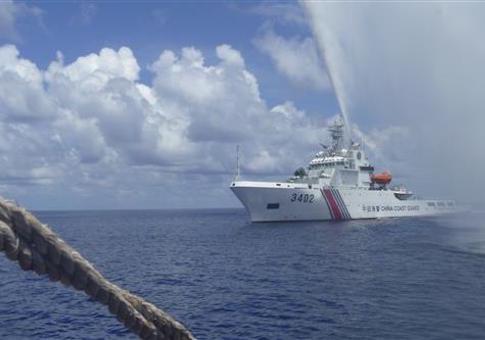 Tàu hải cảnh Trung Quốc cản trở tàu cá Philippines gần bãi cạn Scarborough. Ảnh: AP