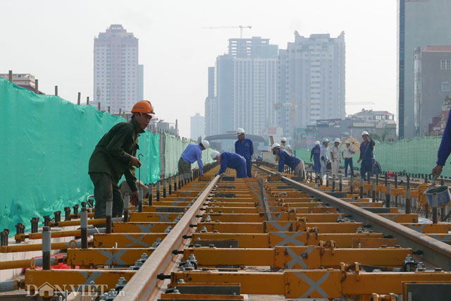 
Những mét ray đầu tiên đã bắt đầu được lắp đặt tại khu gian (khu vực giữa 2 nhà ga) Vành đai 3 và Thanh Xuân
