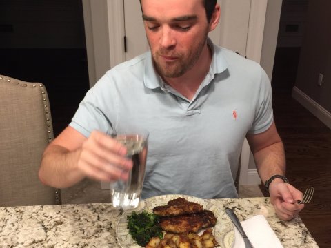 
			Tyler ăn bữa tối do hai vợ chồng tự làm tại nhà.
			