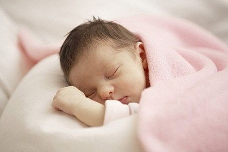 
Trẻ ngủ sấp sẽ hạn chế được nguy cơ méo đầu, bẹp đầu

