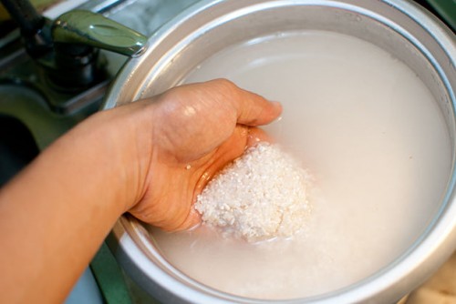 Rửa mặt bằng nước gạo giúp trắng da.