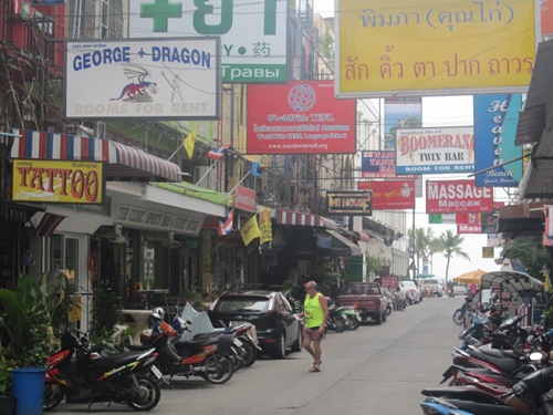 Những quán bar nằm san sát trên đường phố Thái Lan. Ảnh: Keith H.