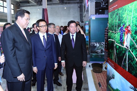 
Phó Thủ tướng Vũ Đức Đam và Phó Thủ tướng Thái Lan thăm triển lãm sắc màu Việt Nam
