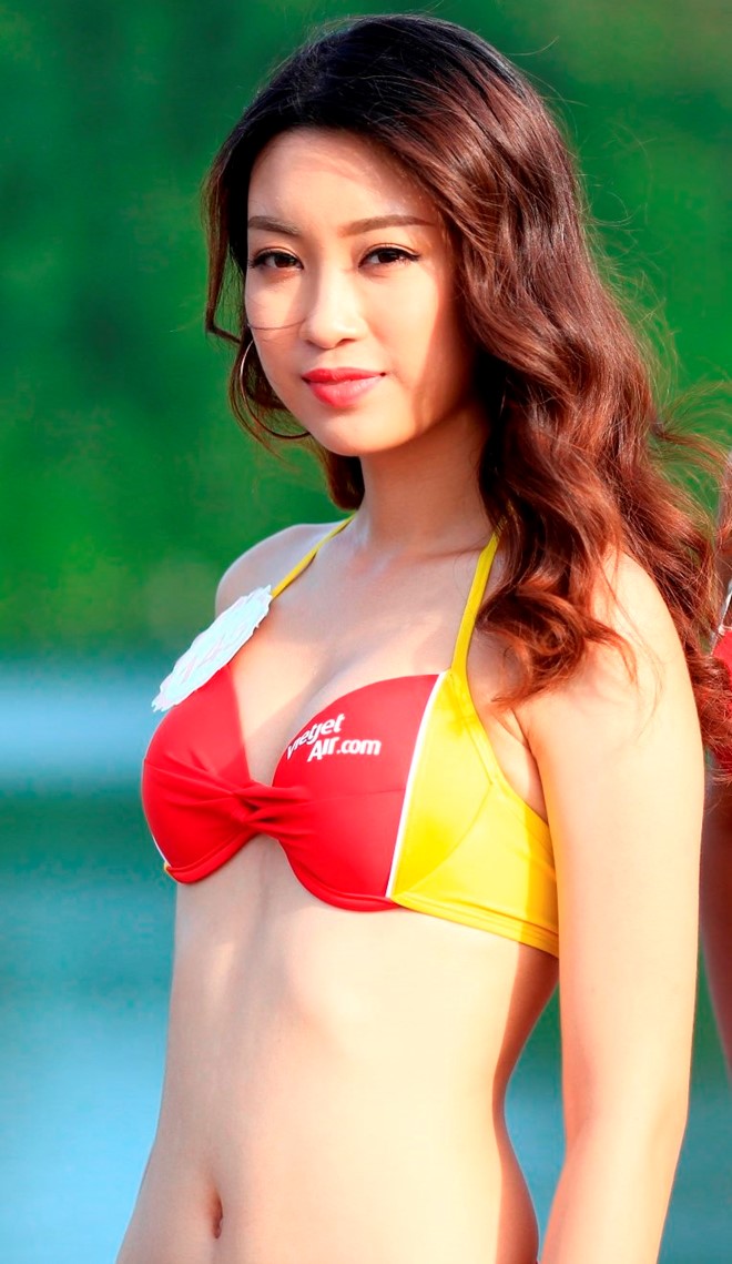 
Tân Hoa hậu Việt Nam 2016 trong trang phục bikini của Vietjet.

