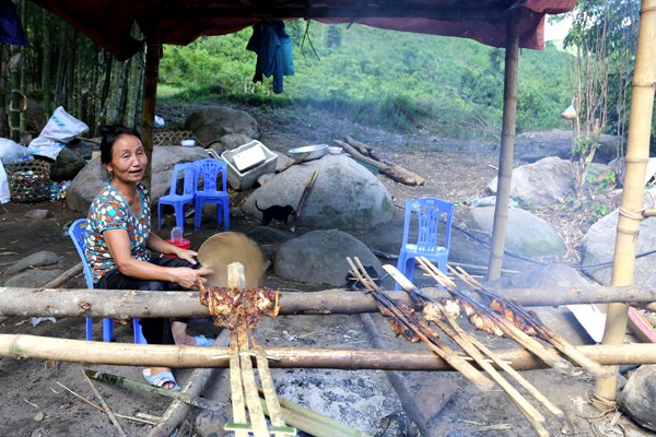 
Dịch vụ ăn uống ở khu vực thác 7 tầng.
