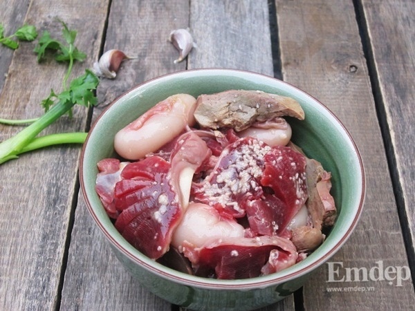  Bước 2: Ướp lòng gà với 1 chút hạt nêm, gia vị và hạt tiêu. 