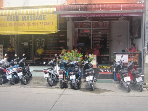 Một cửa hàng mát-xa ở Thái Lan. Ảnh: Keith H.