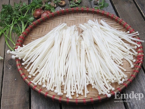 Bước 4: Nấm kim châm cắt bỏ gốc, rửa sạch, tách thành từng ngọn nhỏ. Cà rốt gọt bỏ vỏ, bào sợi.