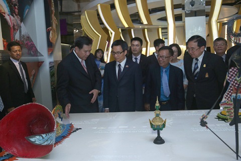 
Hai Phó Thủ tướng thăm Trung tâm văn hóa ASEAN
