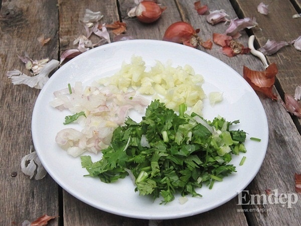 Bước 5: Hành khô và tỏi bóc bỏ vỏ, rửa sạch, băm nhỏ. Hành hoa, rau mùi nhặt rửa sạch, thái nhỏ.