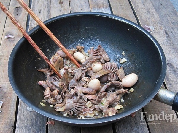 - Bước 6: Phi thơm hành khô và tỏi, cho lòng gà vào, thêm 1 thìa nhỏ mắm rồi xào chín lòng gà (Trong khi xào nếu bị khô nước thì chế thêm chút nước ngâm nấm hương vào).