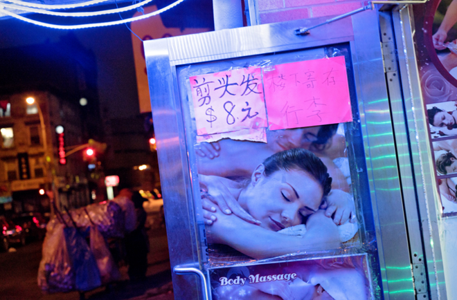 
Tờ quảng cáo massage được dán ở cửa ra vào tiệm Green Forest Internet Cafe, nơi cho phép khách hàng được phép ngủ duỗi thẳng chân.
