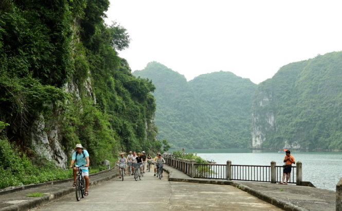 
			Khách du lịch đạp xe vào sâu trong làng chài Việt Hải - Ảnh: BĂNG GIANG
			