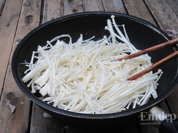 Bước 7: Cho nấm hương vào chảo, đảo đều khoảng 2 phút rồi cho tiếp tới cà rốt và nấm kim châm. Tiếp đến bạn nêm vào chảo chút dầu hào và hạt nêm cho vừa miệng.