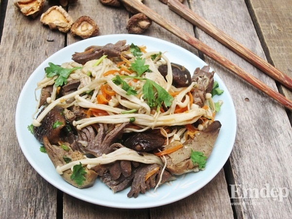 Bước 8: Xào cho nấm kim châm chín tái, sau đó rắc hành hoa và rau mùi thái nhỏ vào đảo đều, thêm 1 chút hạt tiêu rồi cho món lòng gà xào nấm ra đĩa.