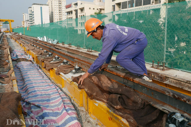 
Bê tông mới được đổ xong được các công nhân che bao tải để tránh ảnh hưởng bới mưa nắng và được giữ ẩm
